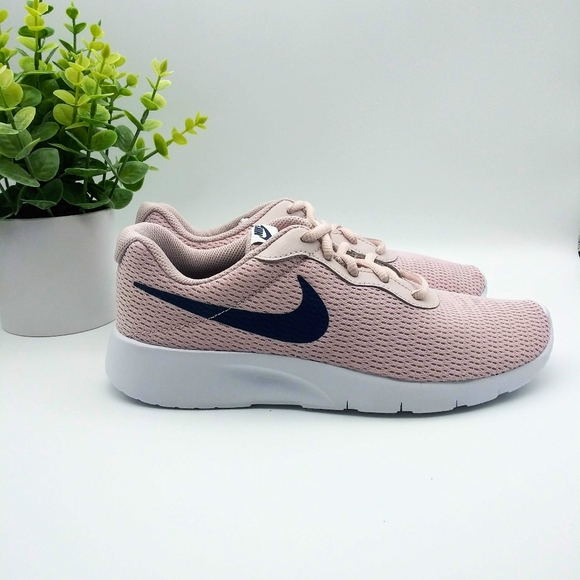 Nike Tanjun Womens Sneakers - Picture 3 of 8